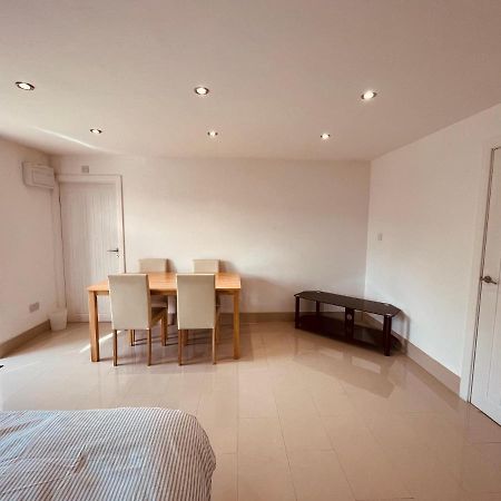 Large Studio Flat B Near Heathrow هيثرو المظهر الخارجي الصورة