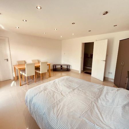 Large Studio Flat B Near Heathrow هيثرو المظهر الخارجي الصورة
