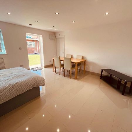 Large Studio Flat B Near Heathrow هيثرو المظهر الخارجي الصورة