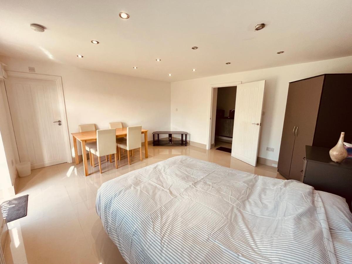 Large Studio Flat B Near Heathrow هيثرو المظهر الخارجي الصورة