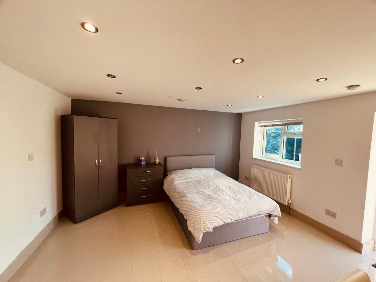 Large Studio Flat B Near Heathrow هيثرو المظهر الخارجي الصورة