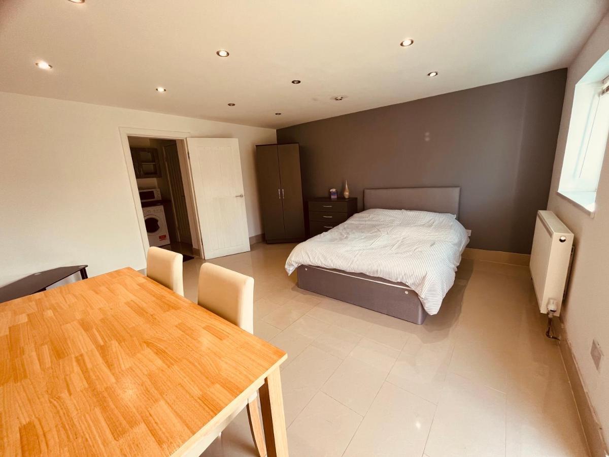 Large Studio Flat B Near Heathrow هيثرو المظهر الخارجي الصورة