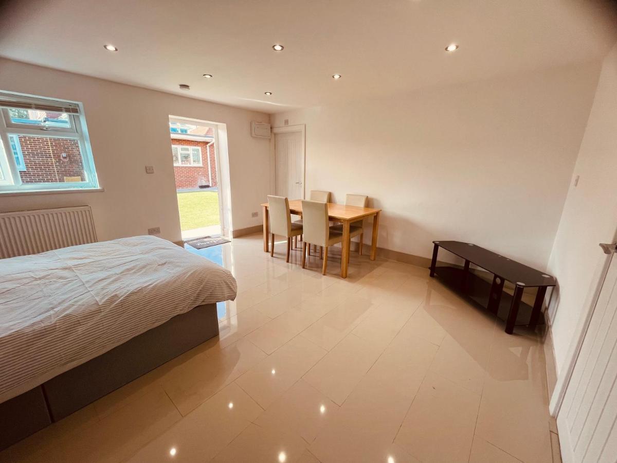 Large Studio Flat B Near Heathrow هيثرو المظهر الخارجي الصورة